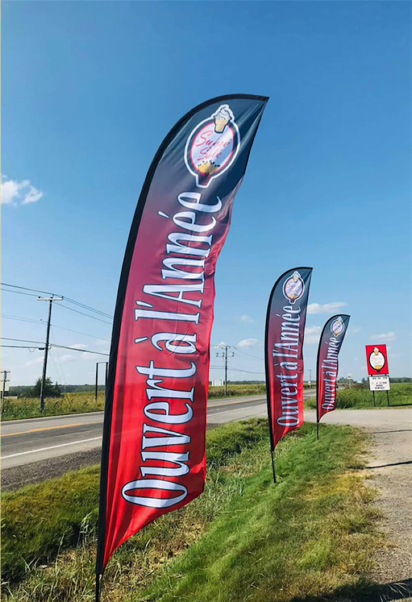 Beach flags Ouvert à l'année plantés au bord de la route